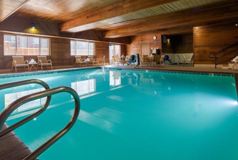 hotels in Idaho with hot tub in room 4