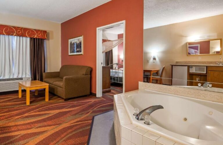 hotels in Indiana with spa bath in room 2