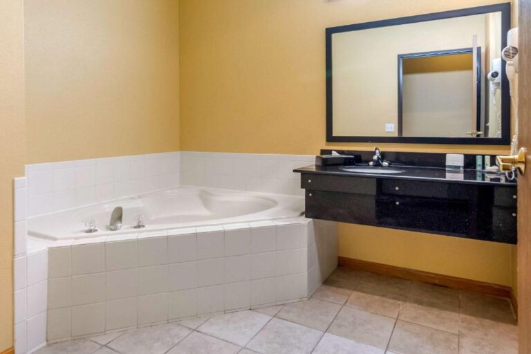 hotels in Kansas City with hot tub in room