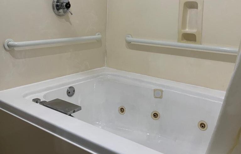 hotels in Louisville with hot tub in room 4