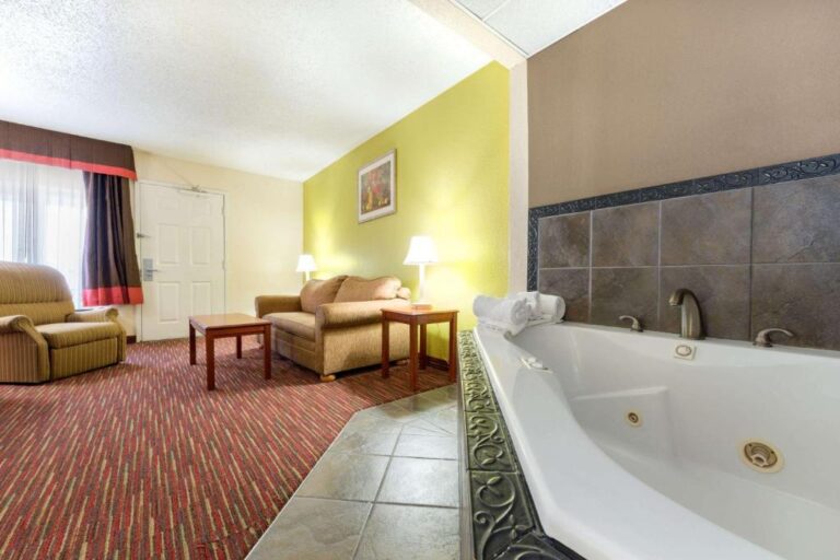 hotels in Louisville with in-room hot tub 2
