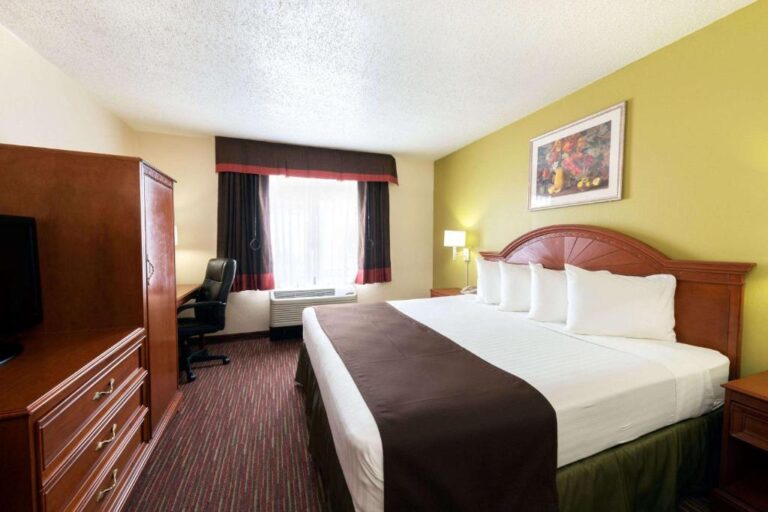 hotels in Louisville with in-room hot tub 4