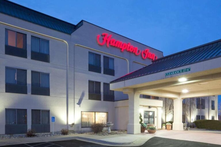 hotels in Sioux City with hot tub in room