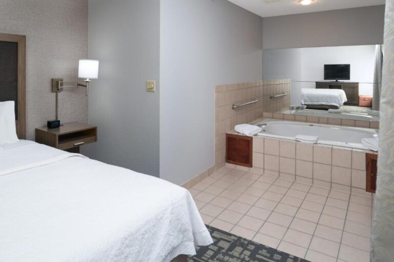 hotels in Sioux City with hot tub in room 3