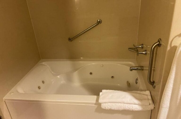 hotels in St.Petersburg with hot tub in room 4