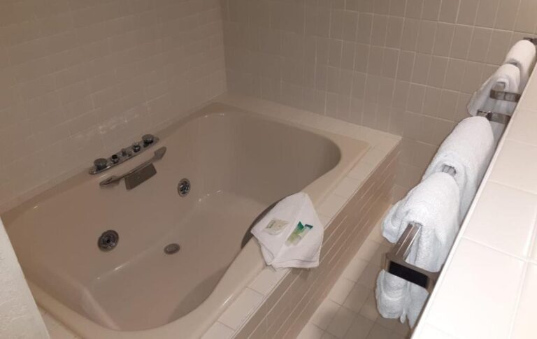 hotels in Topeka for couples with hot tub in room 3