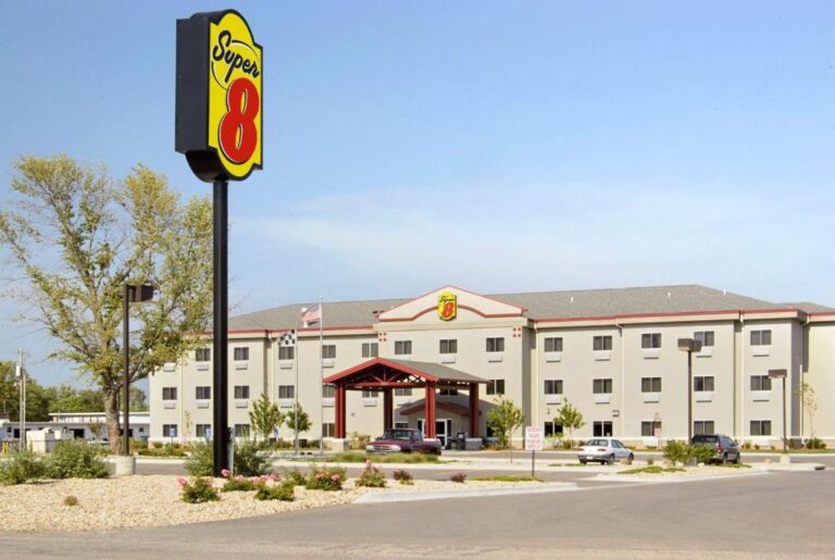 hotels in Topeka with private hot tub