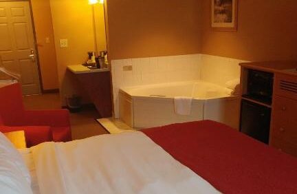 hotels in Watrloo with hot tub in room 2