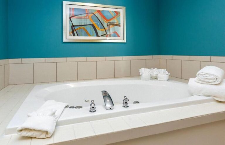 hotels in West Des Moines with hit tub in room 2