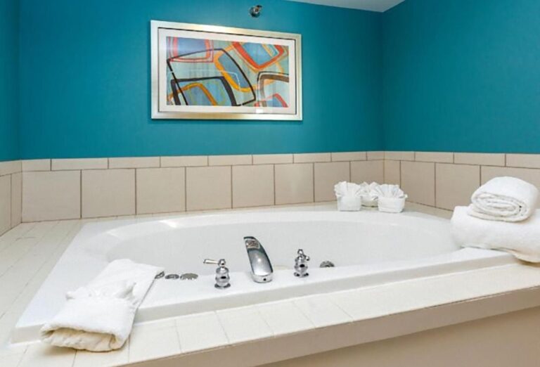 hotels near Waterloo IA with hot tub in room
