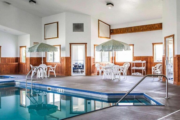 hotels with hot tub in Davenport 4