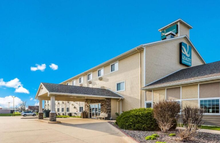 hotels with hot tub in Davenport