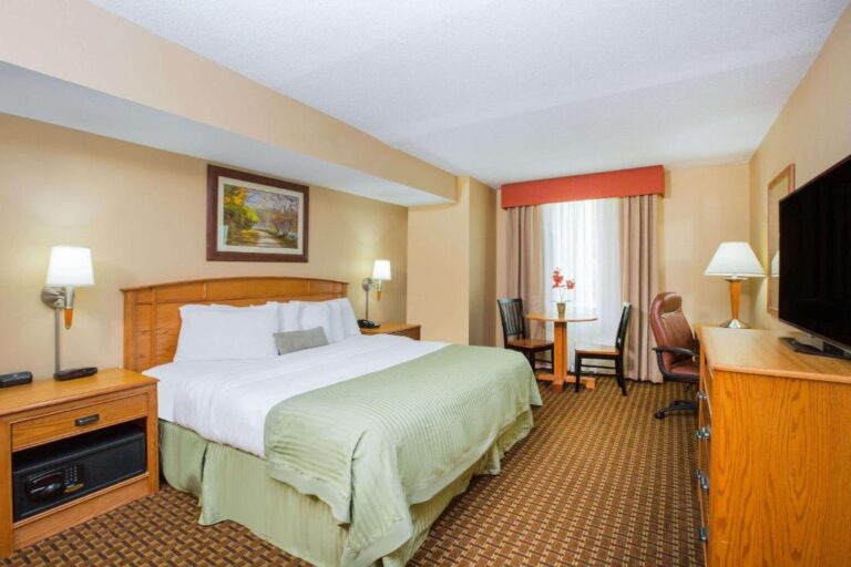 hotels with hot tub in West De Moines