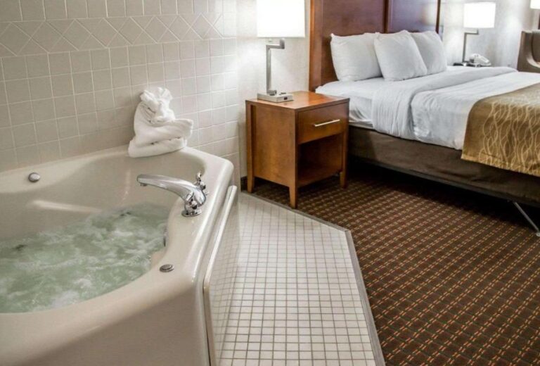 hotels with hot tub in room in Davenport