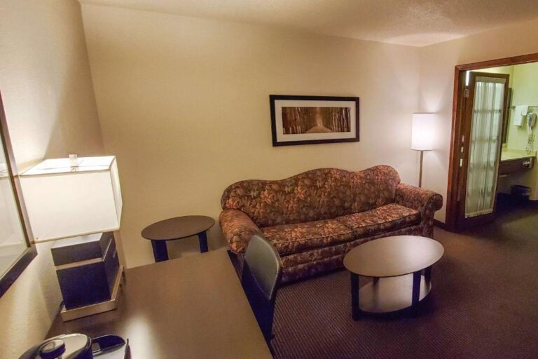 hotels with hot tub in room in Kansas City 4