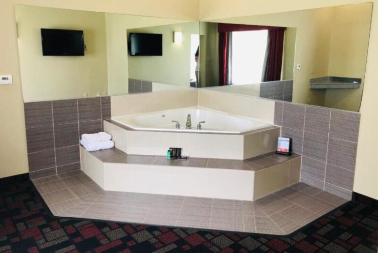 hotels with hot tub in room in Lake Charles 3