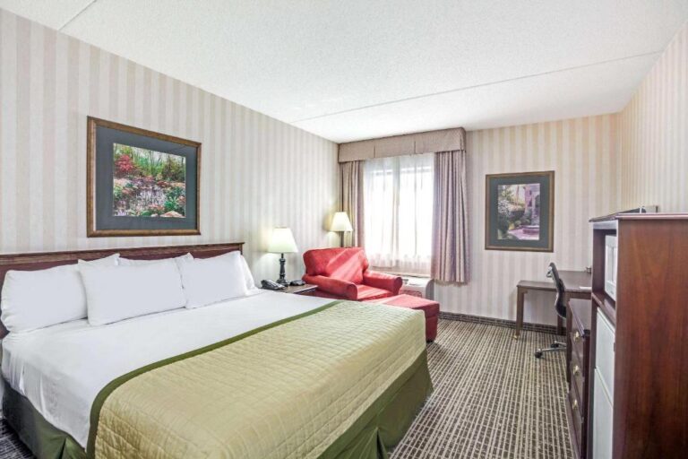 hotels with hot tub in room in Louisville 3