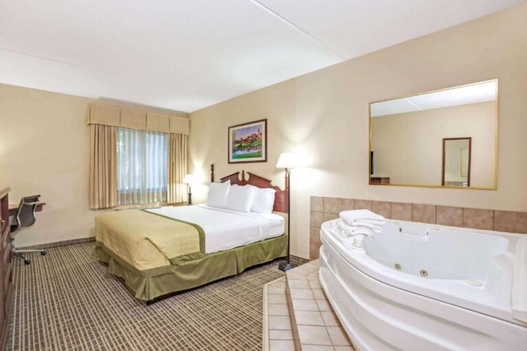 hotels with hot tub in room in Louisville 4