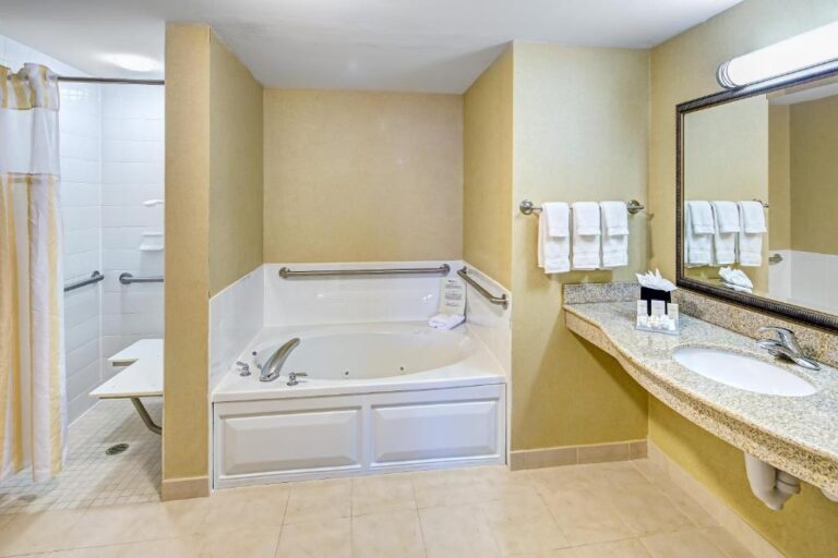hotels with hot tub suites in Augusta 2