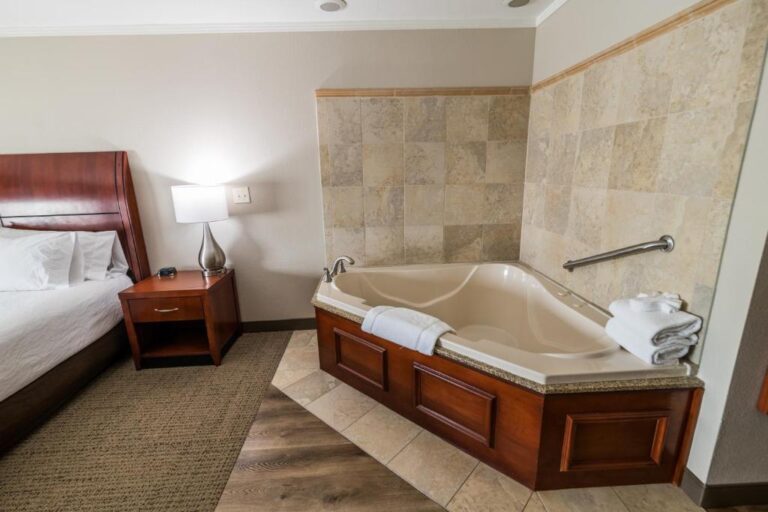 hotels with hot tub suites in Bowling Green 2