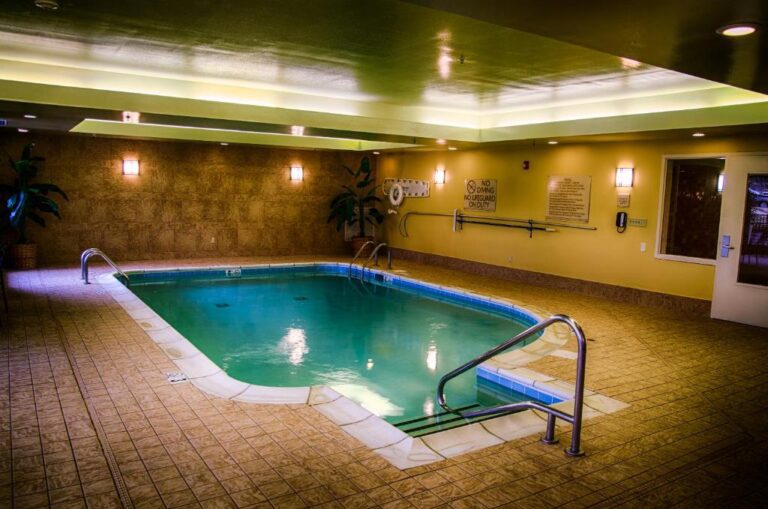 hotels with hot tub suites in Bowling Green 3