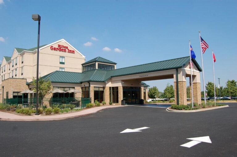 hotels with hot tub suites in Bowling Green
