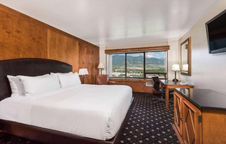 hotels with hot tub suites in Colorado Springs 4