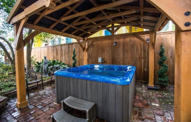 hotels with hot tub suites in New Orleans 3