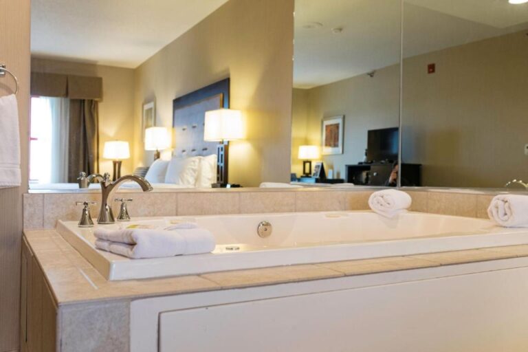 hotels with hot tub suites in Overland Park