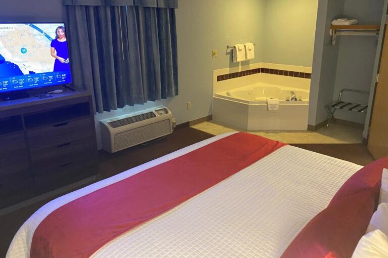 hotels with hot tub suites in Topeka 2