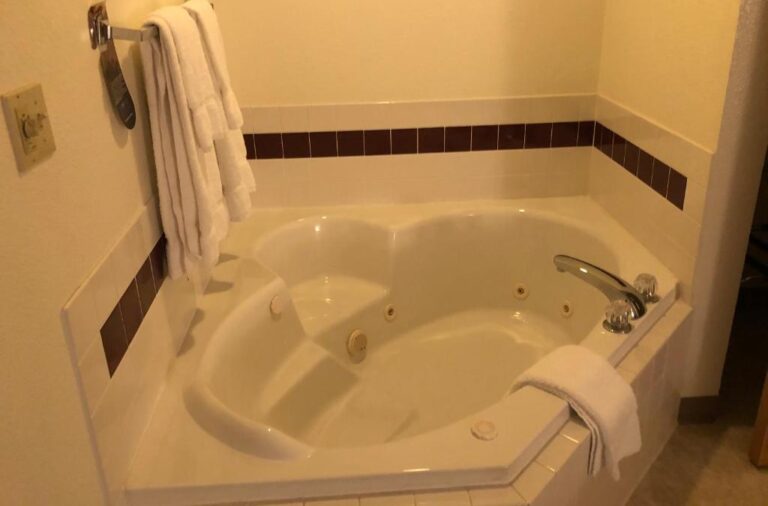 hotels with hot tub suites in Topeka 3