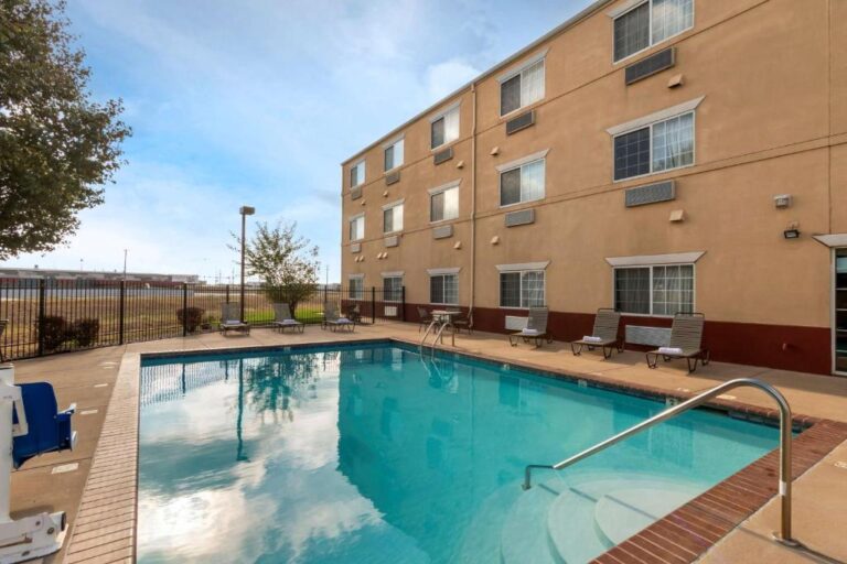 hotels with hot tub suites in Wichita 2