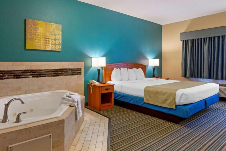 hotels with hot tub suites in Wichita 4