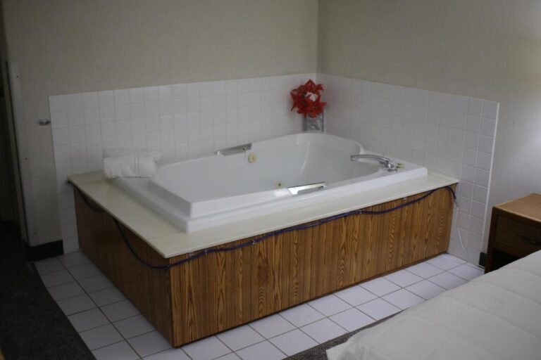 hotels with hot tubs in room Sioux City