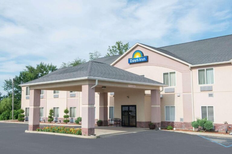 hotels with in-room hot tub in Indiana 2