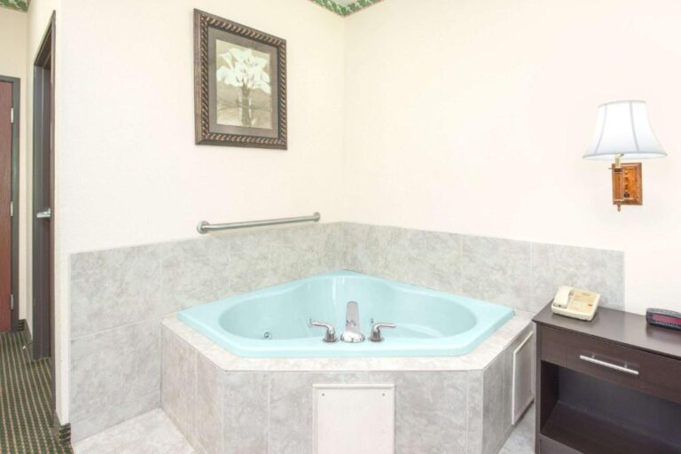 hotels with in-room hot tub in Indiana 3