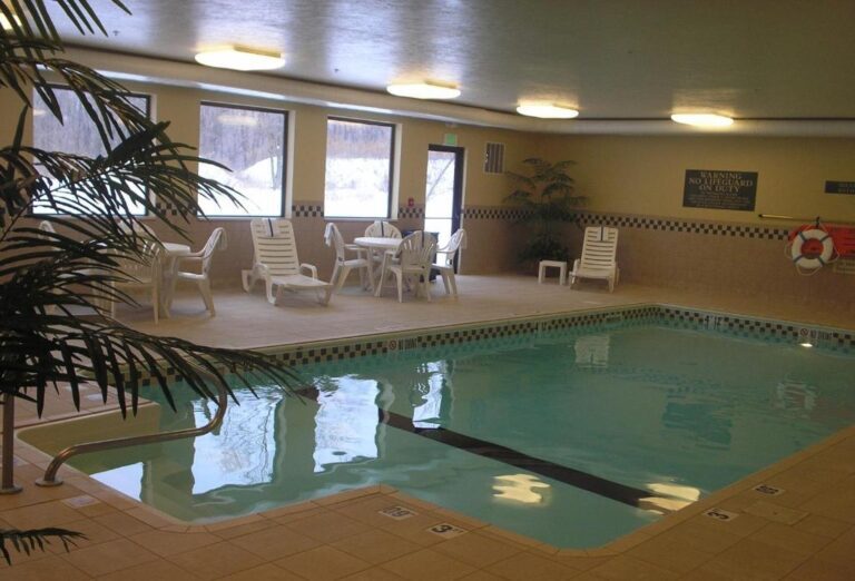 hotels with in-room hot tub in Indianapolis 4