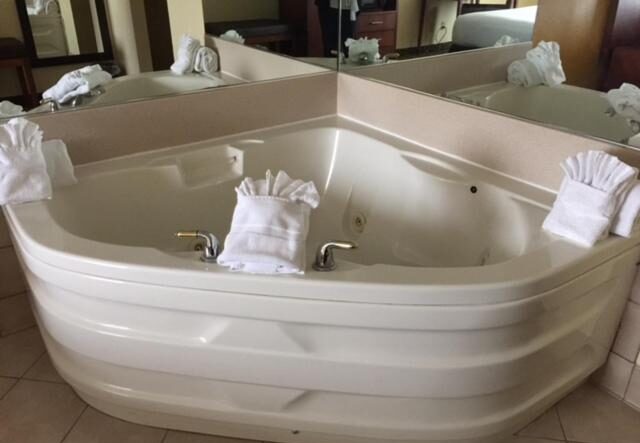 hotels with in-room hot tub in Indianapolis