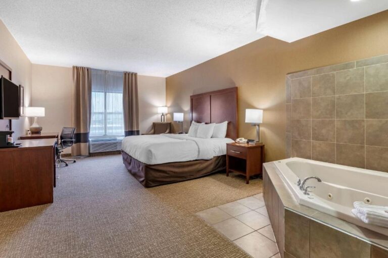hotels with in room hot tubs in Louisville 2