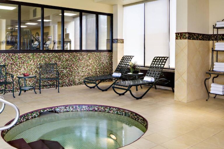 luxury hotels in Cedar Rapids with hot tub in room 4