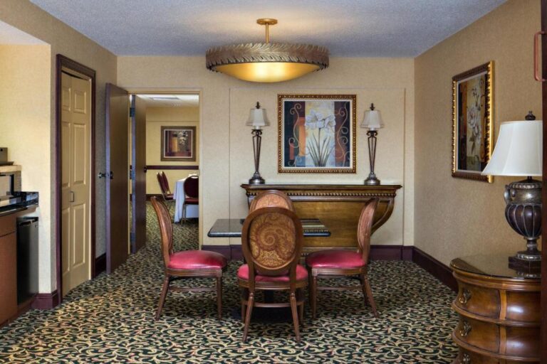 luxury hotels in Cedar Rapids with hot tub in room 5