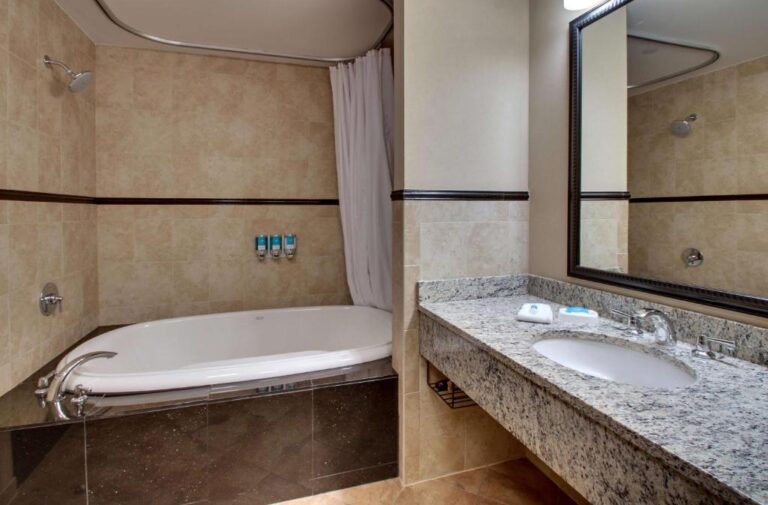 luxury hotels in Wichita with hot tub in room 2