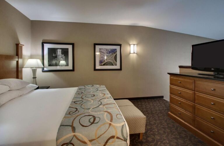 luxury hotels in Wichita with hot tub in room 3