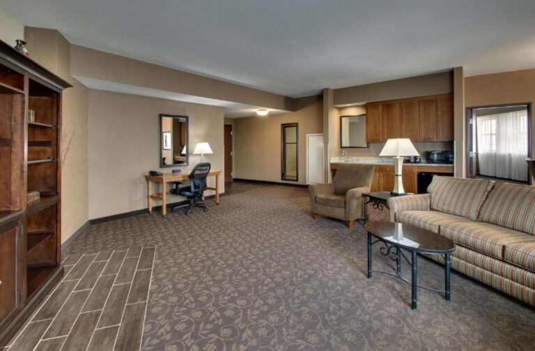 luxury hotels in Wichita with hot tub in room 4