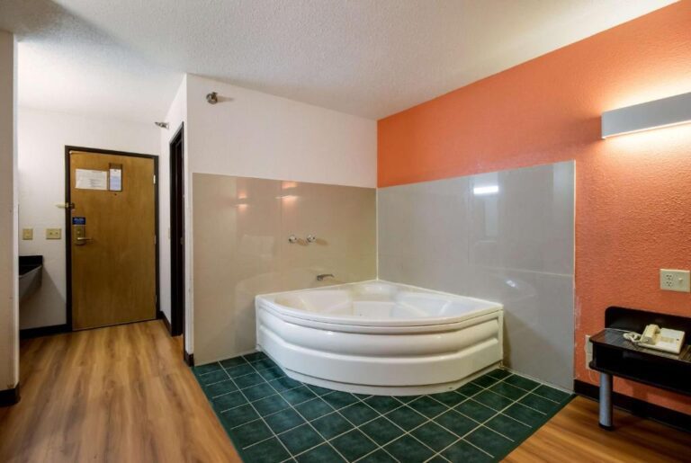 motels in Davenport with hot tub in room 2
