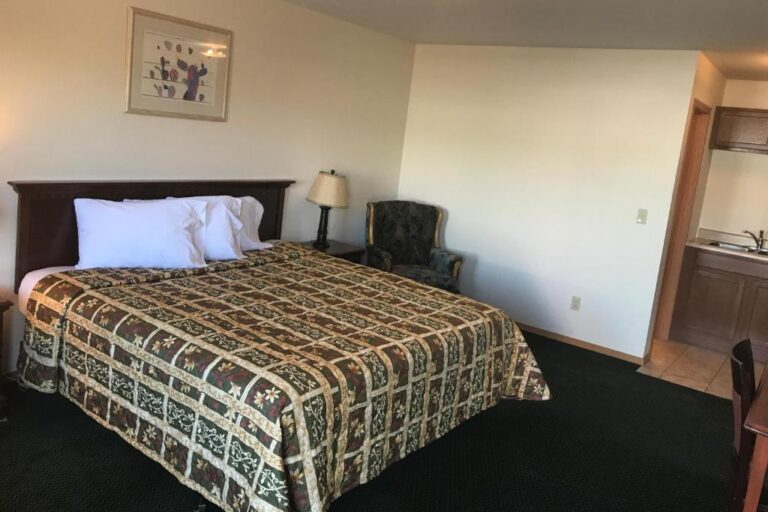 motels with hot tub in room in Wichita 2