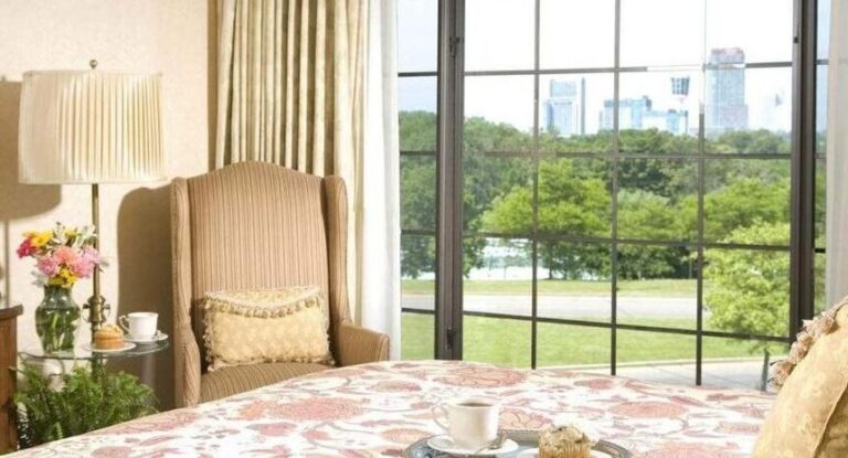 niagara falls honeymoon suites at Red Coach Inn