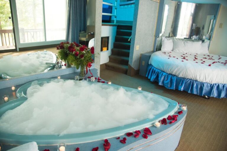 pocono palace resort with hot tub suites