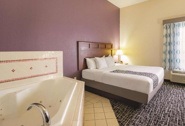 romantic hotels in Bowling Green with hot tub in room 2