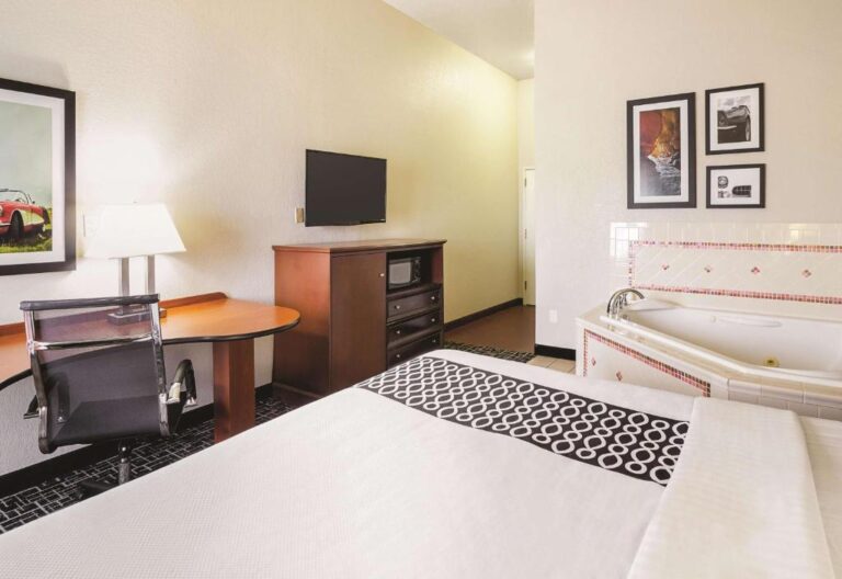 romantic hotels in Bowling Green with hot tub in room 3